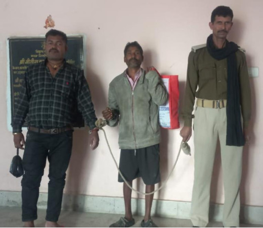 दो शराब तस्कर गिरफ्तार, अवैध महुआ चुलाई देसी शराब बरामद